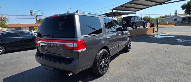 Lincoln Navigator Vehicle Full-screen Gallery Image 3