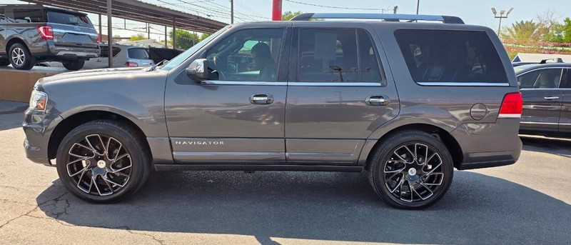 Lincoln Navigator Vehicle Full-screen Gallery Image 4