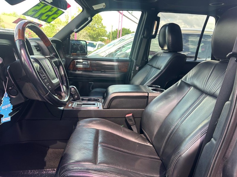 Lincoln Navigator Vehicle Full-screen Gallery Image 5