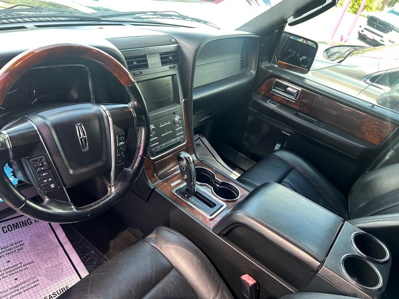 Lincoln Navigator Vehicle Full-screen Gallery Image 6
