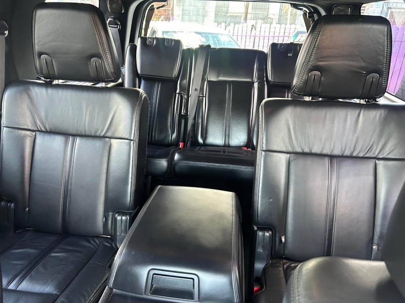 Lincoln Navigator Vehicle Full-screen Gallery Image 7