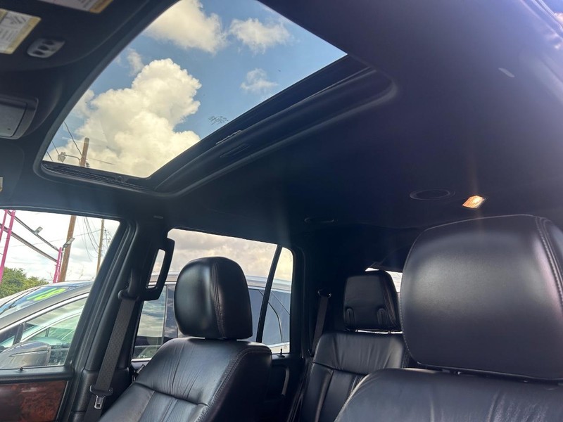 Lincoln Navigator Vehicle Full-screen Gallery Image 8