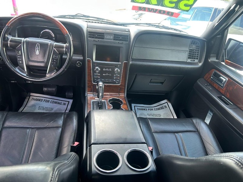 Lincoln Navigator Vehicle Full-screen Gallery Image 9