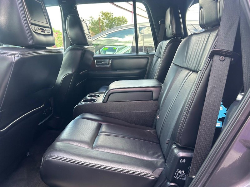 Lincoln Navigator Vehicle Full-screen Gallery Image 10