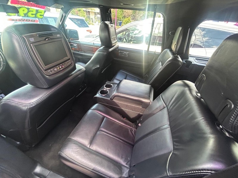 Lincoln Navigator Vehicle Full-screen Gallery Image 12