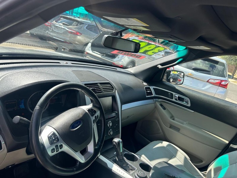 Ford Explorer Vehicle Full-screen Gallery Image 3