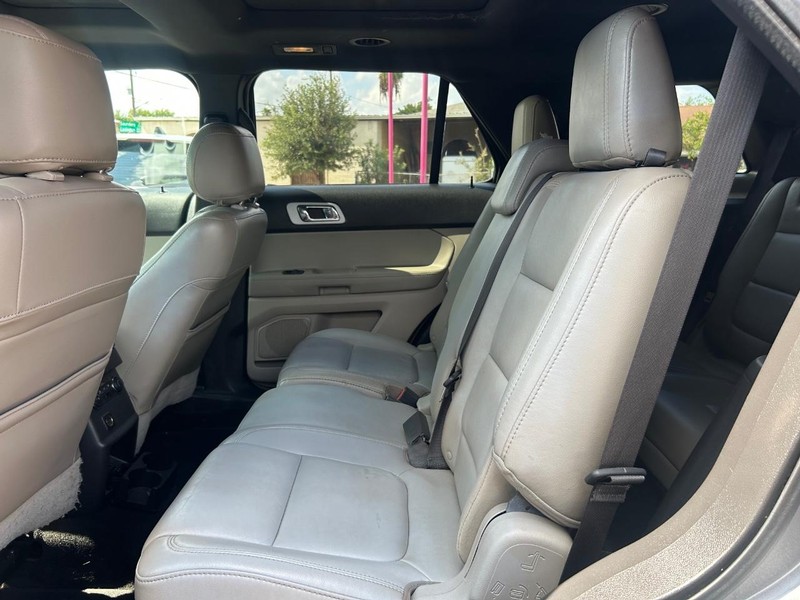 Ford Explorer Vehicle Full-screen Gallery Image 4