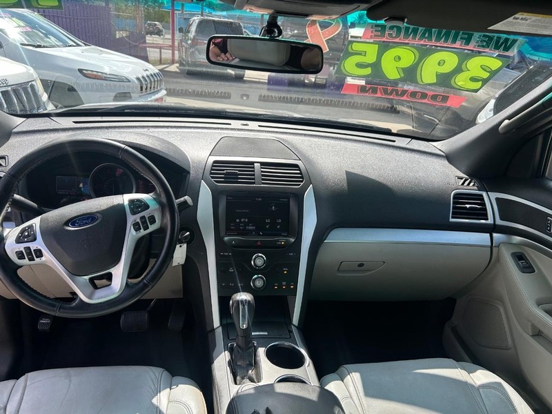 Ford Explorer Vehicle Full-screen Gallery Image 5