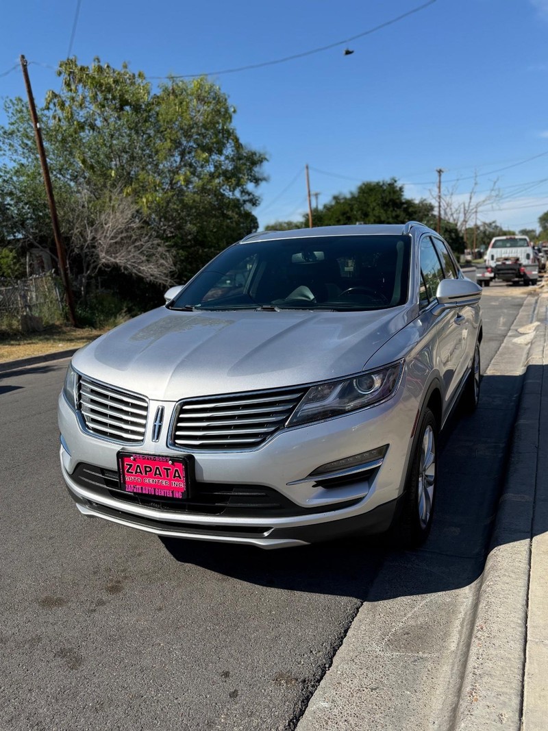 Lincoln MKC Vehicle Full-screen Gallery Image 3