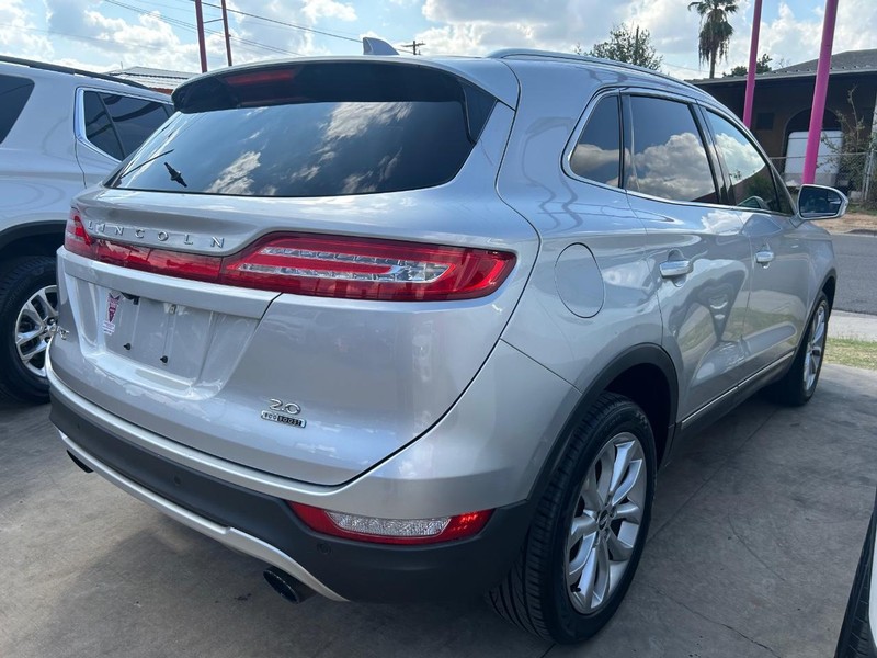 Lincoln MKC Vehicle Full-screen Gallery Image 4