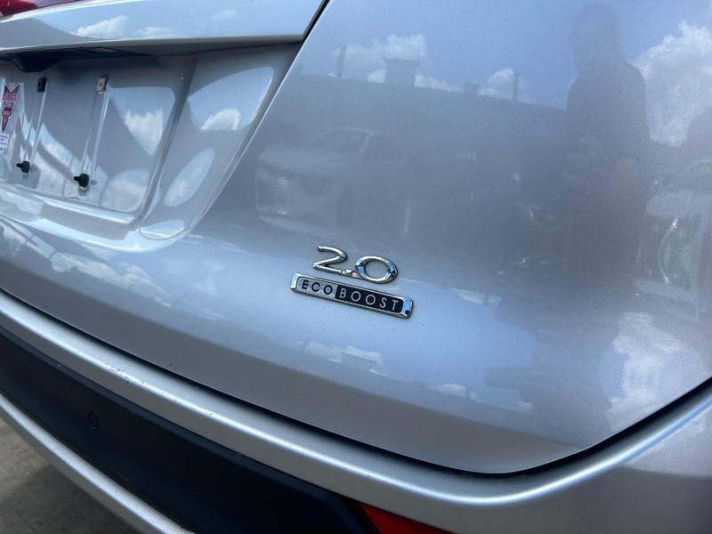 Lincoln MKC Vehicle Full-screen Gallery Image 6