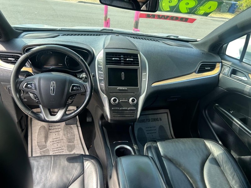 Lincoln MKC Vehicle Full-screen Gallery Image 7