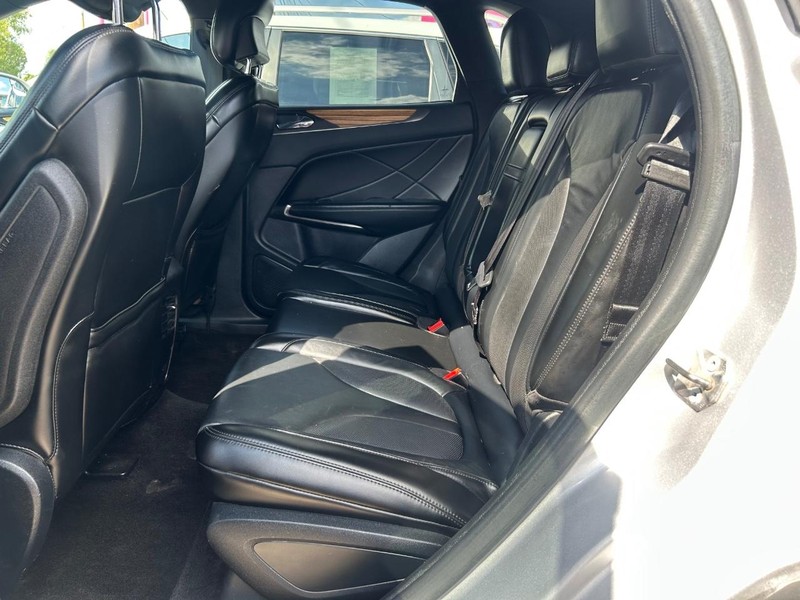 Lincoln MKC Vehicle Full-screen Gallery Image 8