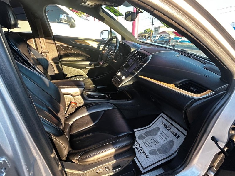 Lincoln MKC Vehicle Full-screen Gallery Image 11