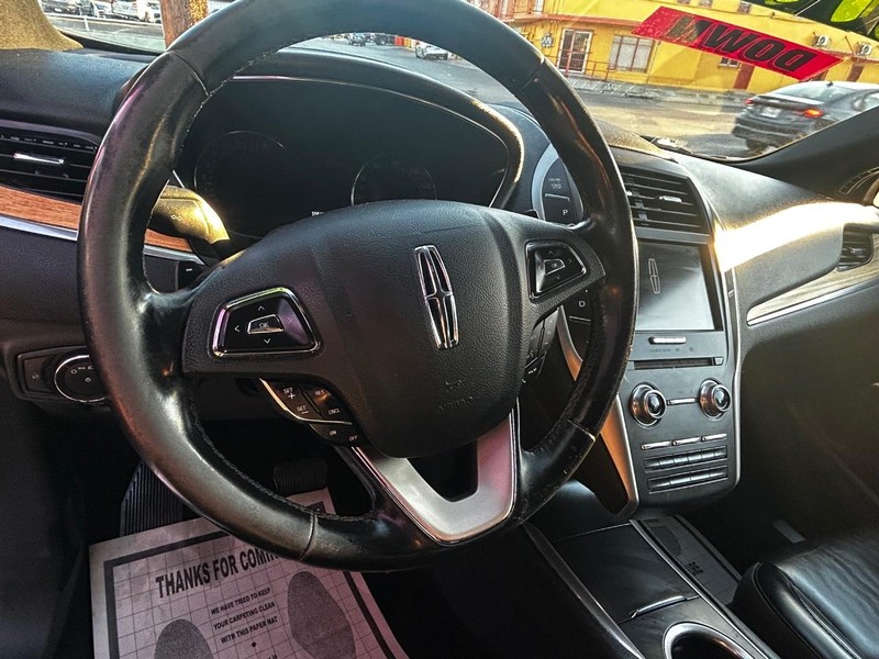 Lincoln MKC Vehicle Full-screen Gallery Image 12