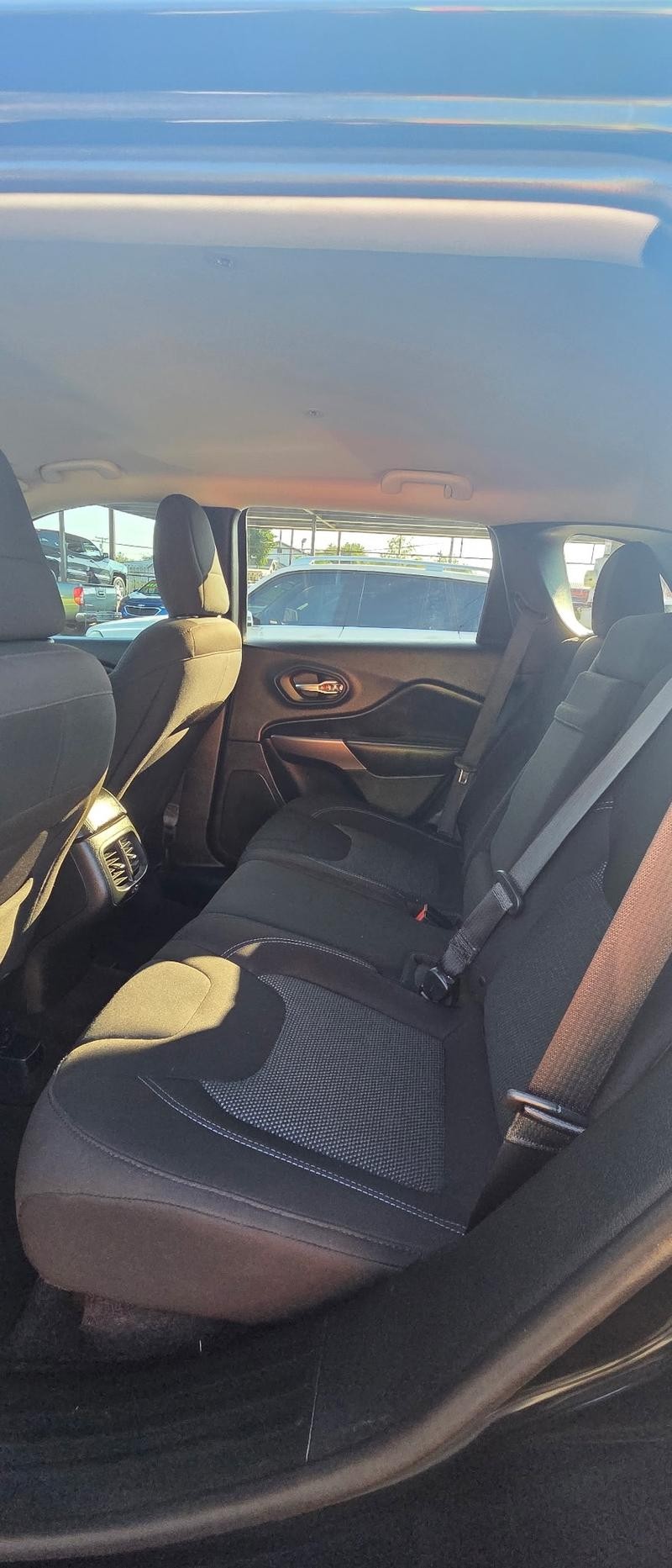 Jeep Cherokee Vehicle Full-screen Gallery Image 8