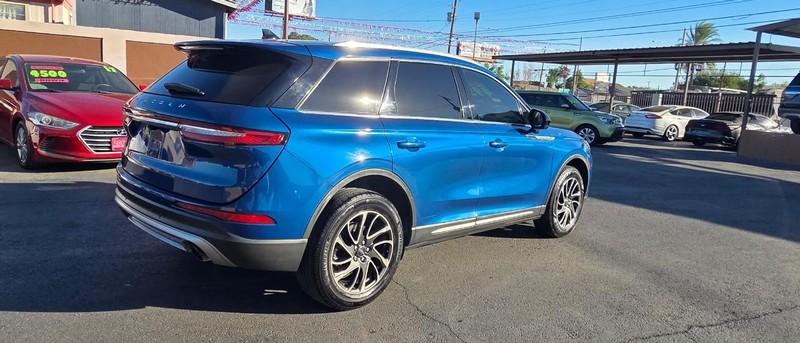 Lincoln Corsair Vehicle Full-screen Gallery Image 4