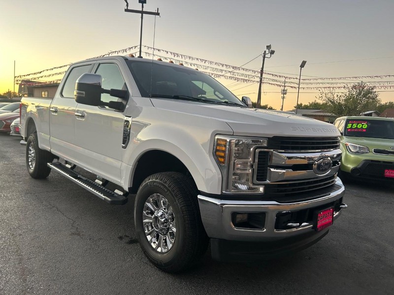 Ford Super Duty F-250 SRW Vehicle Full-screen Gallery Image 2