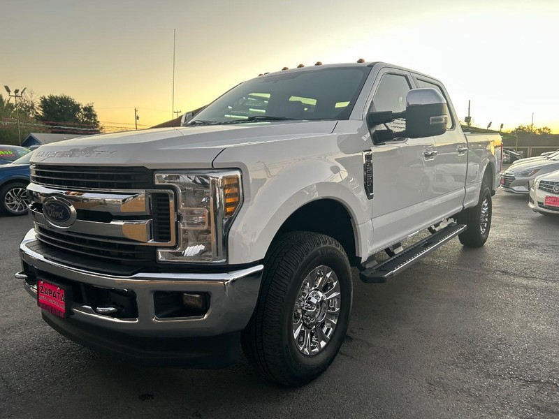 Ford Super Duty F-250 SRW Vehicle Full-screen Gallery Image 3