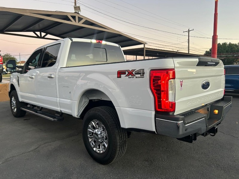 Ford Super Duty F-250 SRW Vehicle Full-screen Gallery Image 4