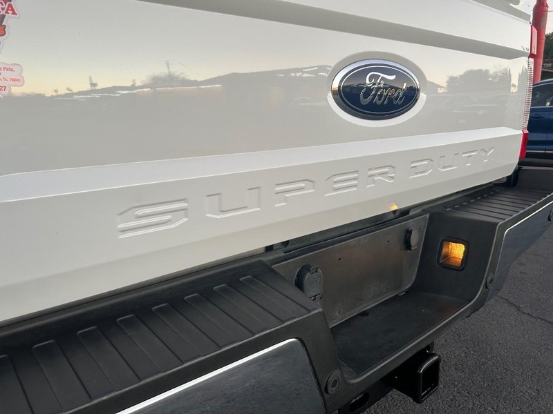 Ford Super Duty F-250 SRW Vehicle Full-screen Gallery Image 6