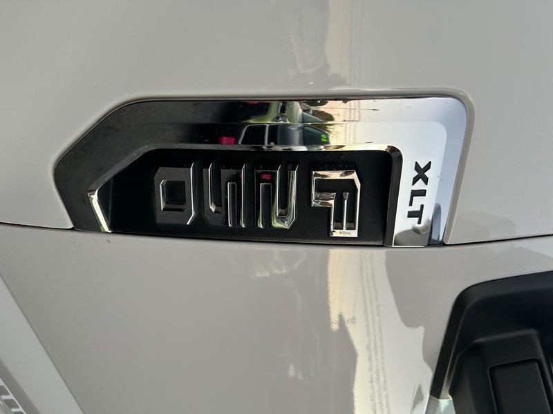 Ford Super Duty F-250 SRW Vehicle Full-screen Gallery Image 8