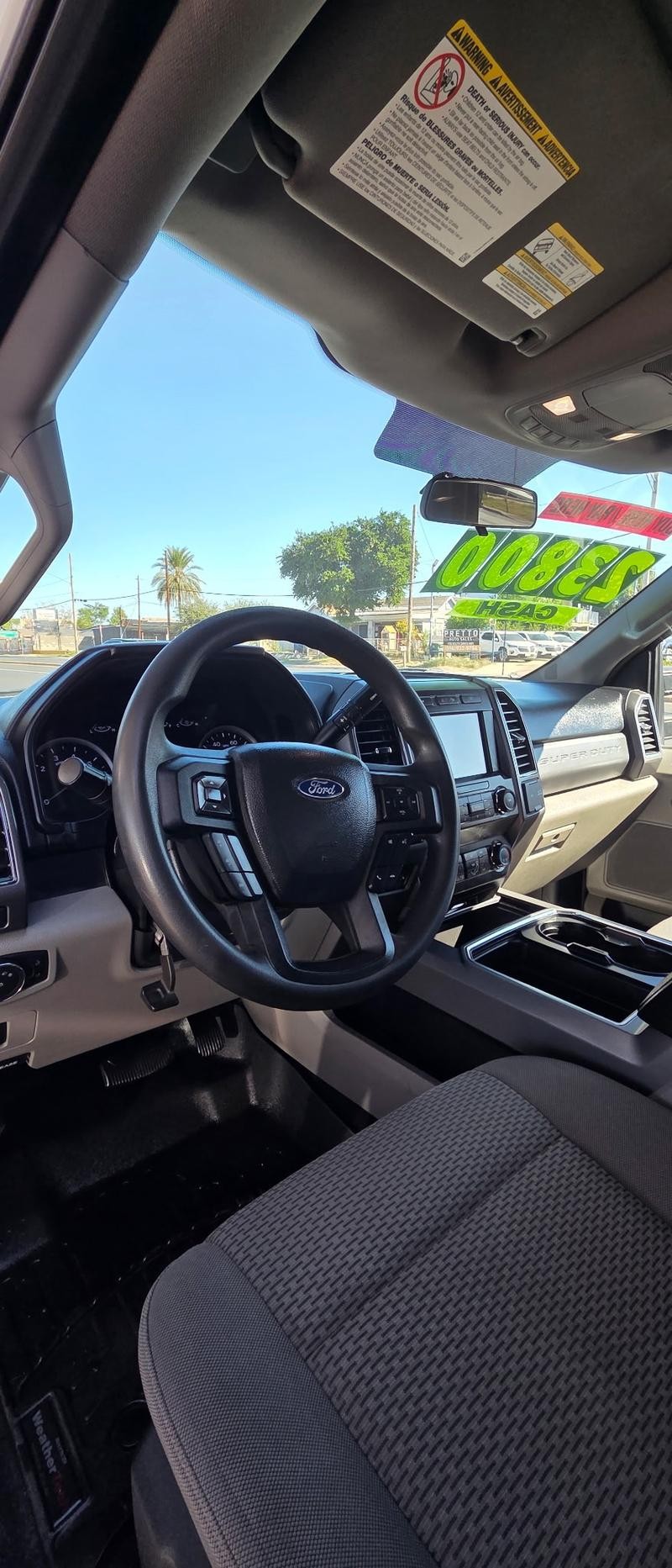 Ford Super Duty F-250 SRW Vehicle Full-screen Gallery Image 9