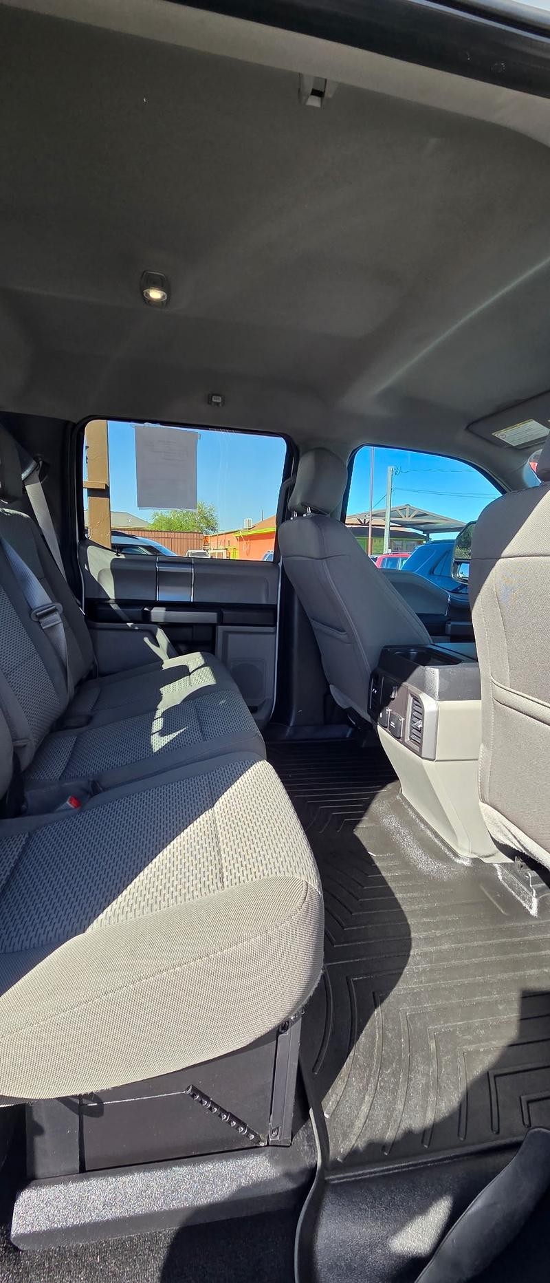 Ford Super Duty F-250 SRW Vehicle Full-screen Gallery Image 11