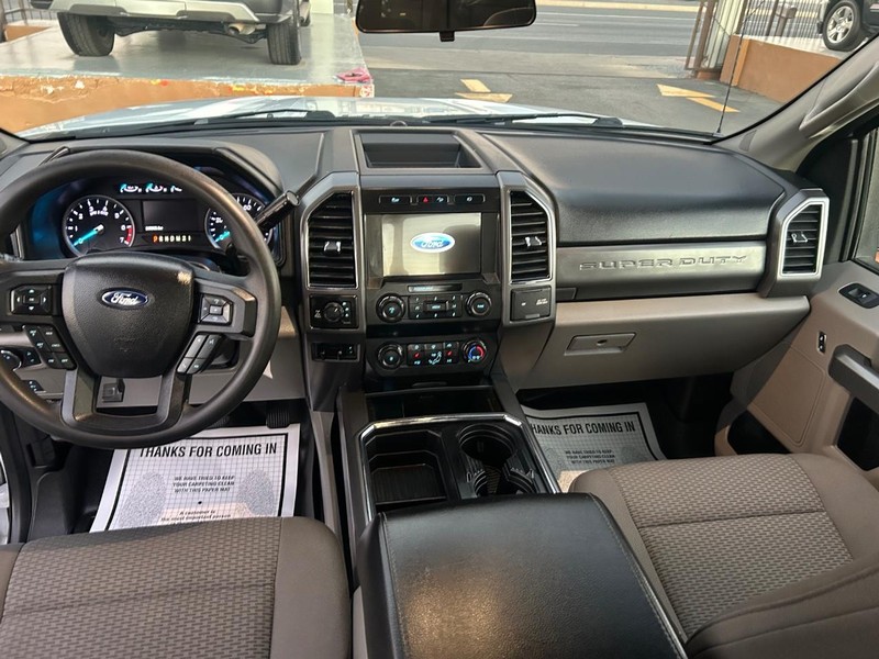 Ford Super Duty F-250 SRW Vehicle Full-screen Gallery Image 12