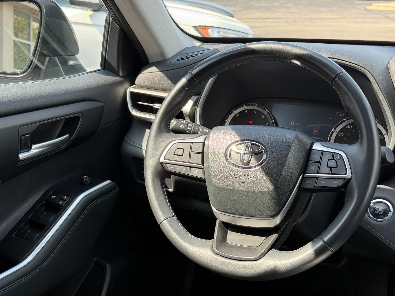 Toyota Highlander Vehicle Image 14