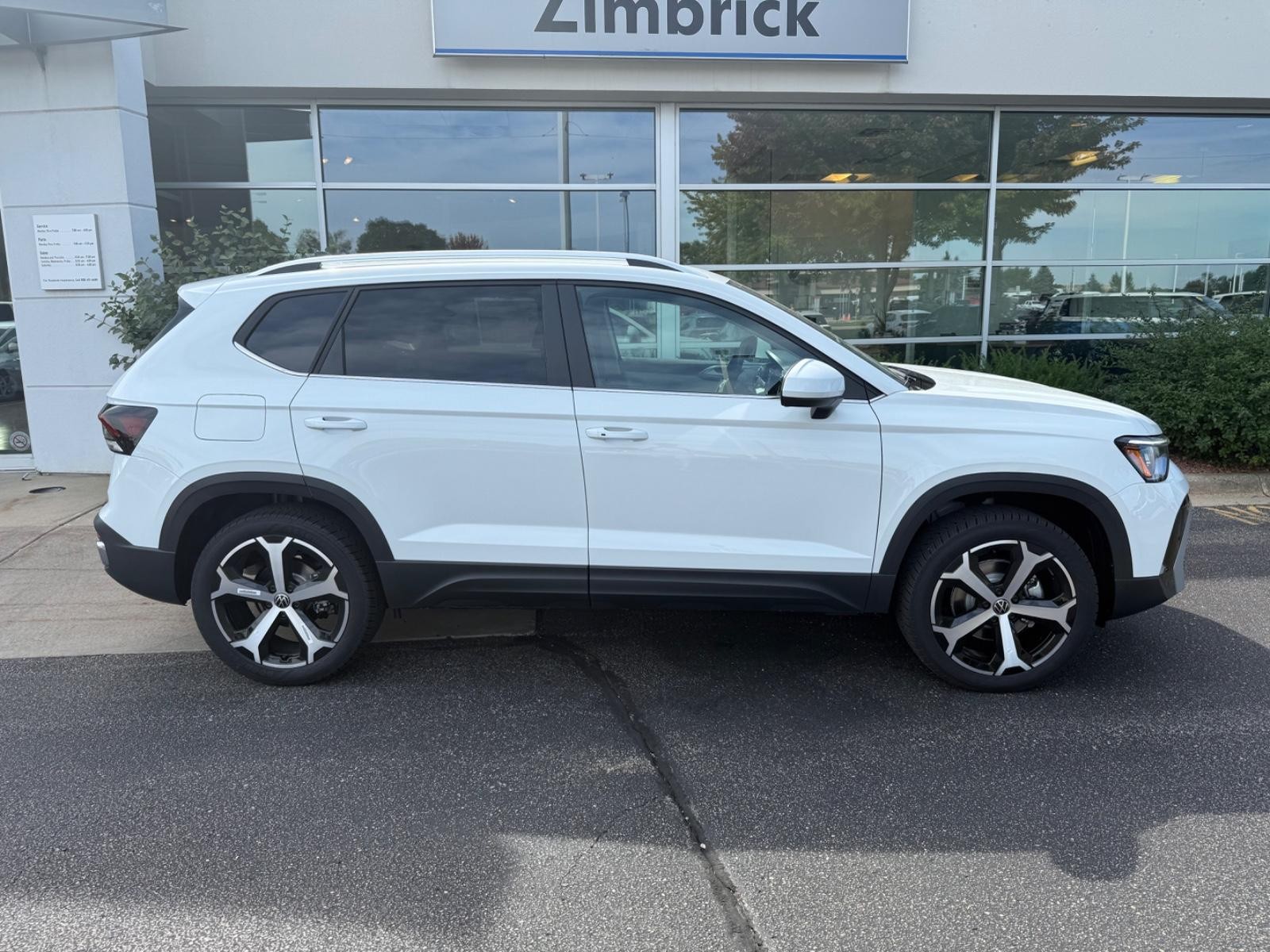 Volkswagen Taos Vehicle Image 02