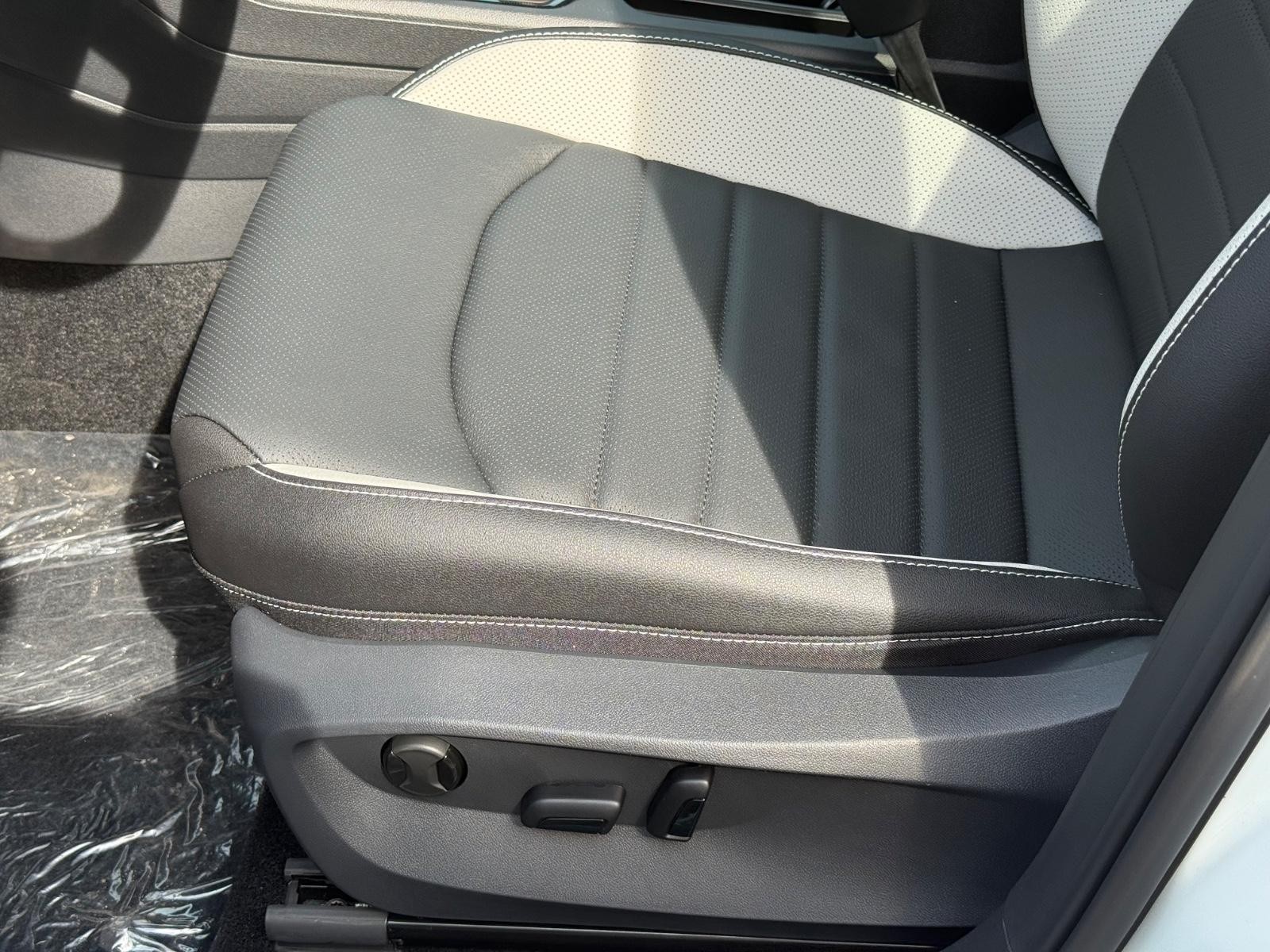 Volkswagen Taos Vehicle Image 16