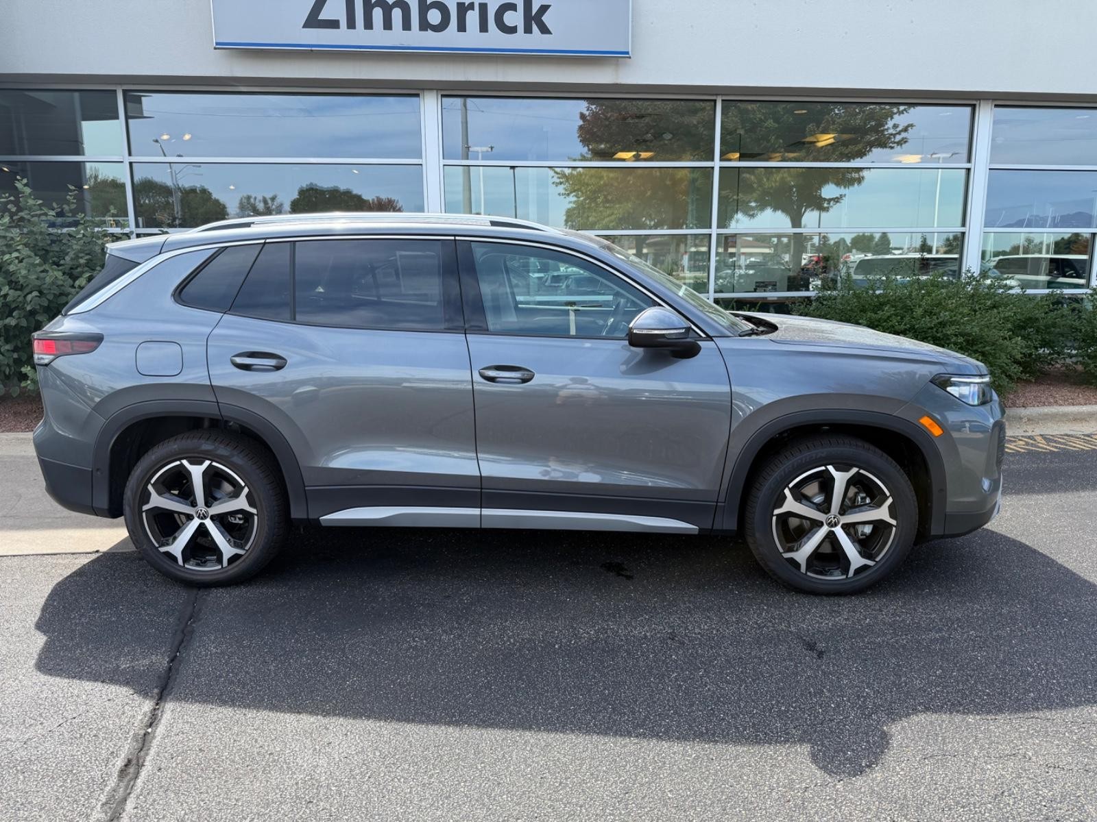 Volkswagen Tiguan Vehicle Image 02