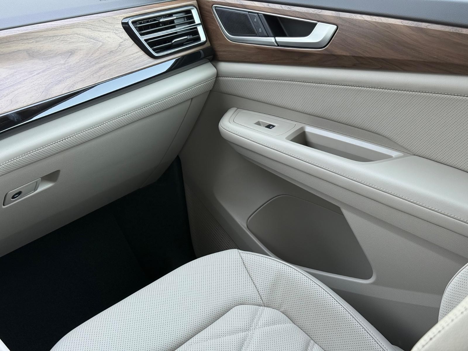 Volkswagen Atlas Vehicle Image 11