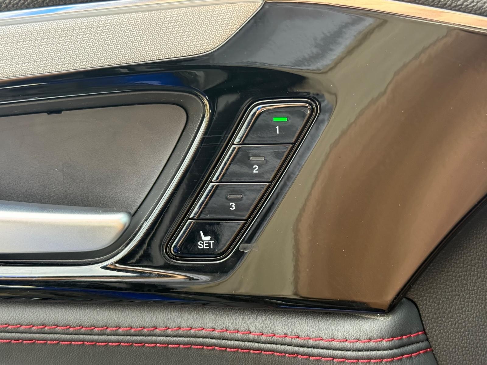 Acura MDX Vehicle Image 16