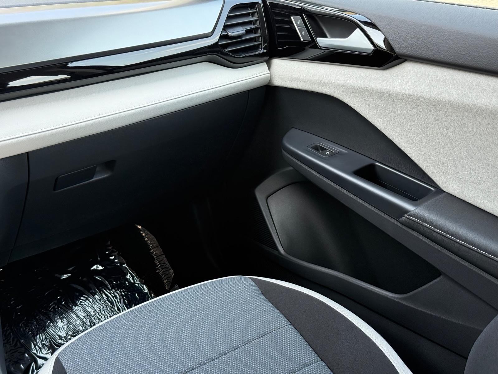 Volkswagen Taos Vehicle Image 10