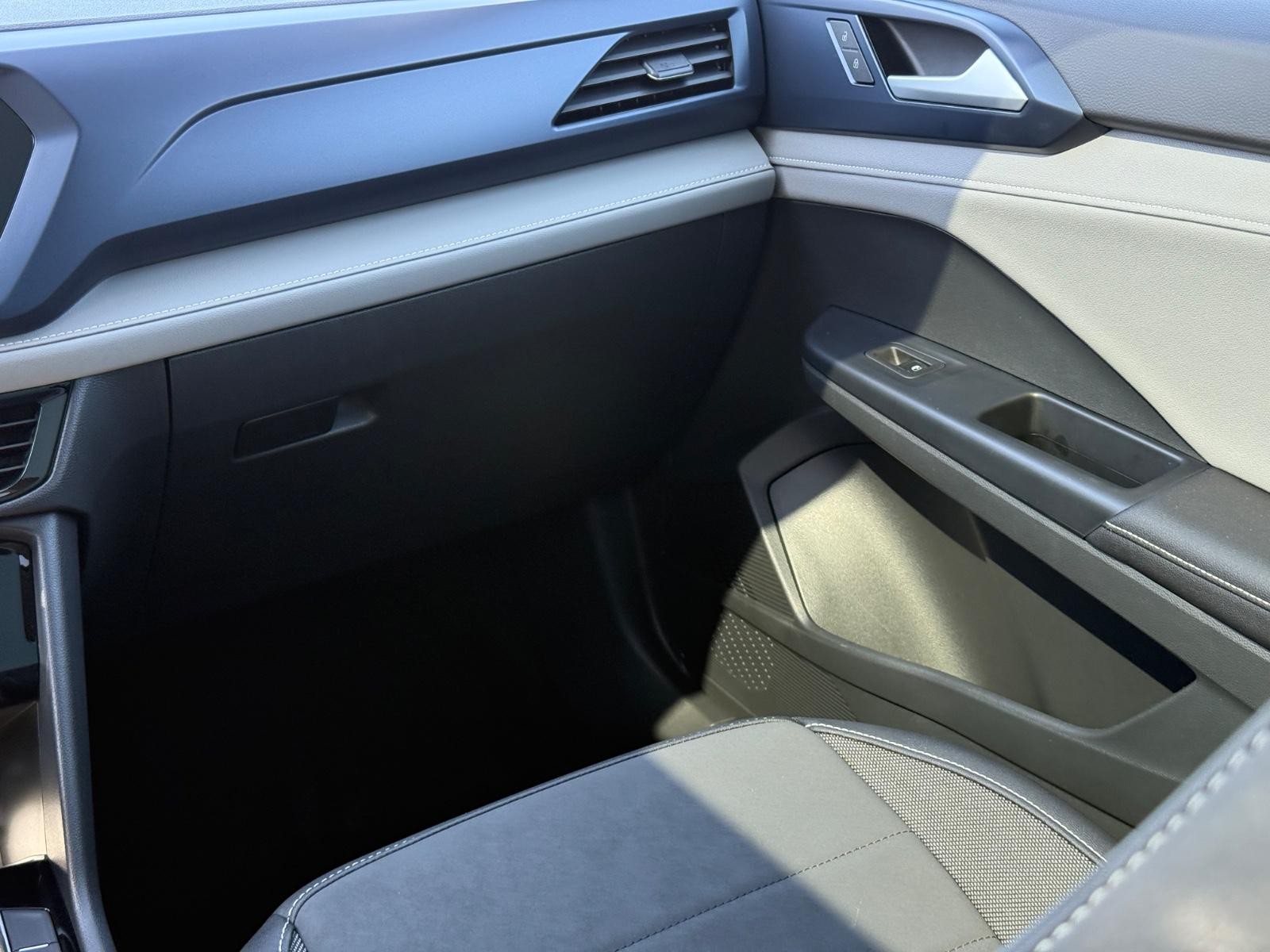 Volkswagen Taos Vehicle Image 15