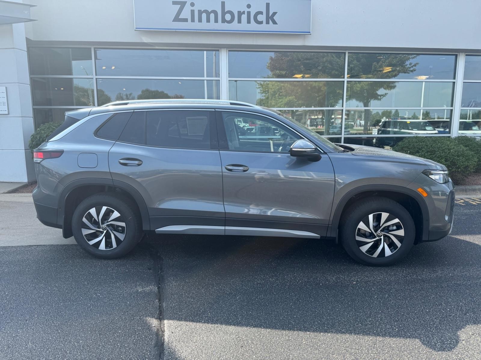 Volkswagen Tiguan Vehicle Image 02