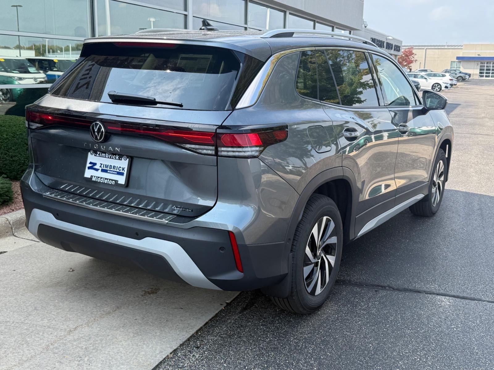 Volkswagen Tiguan Vehicle Image 03