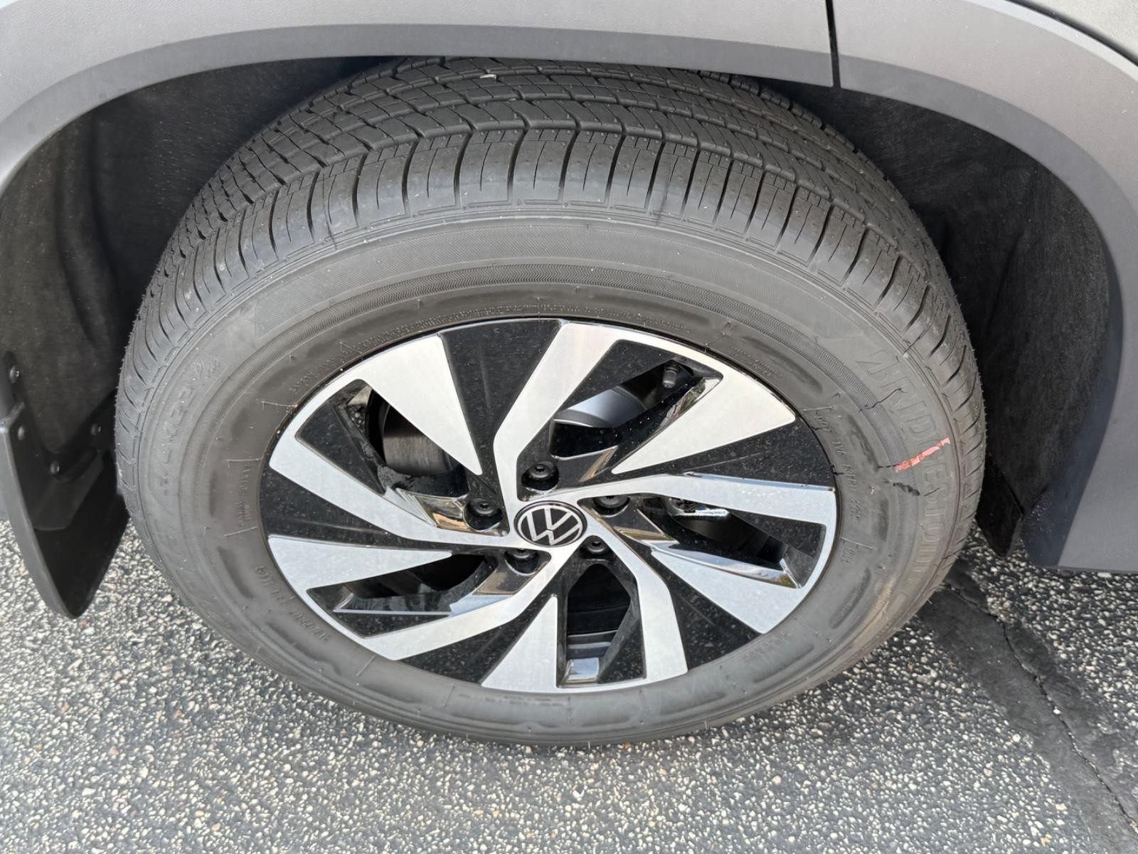 Volkswagen Tiguan Vehicle Image 04