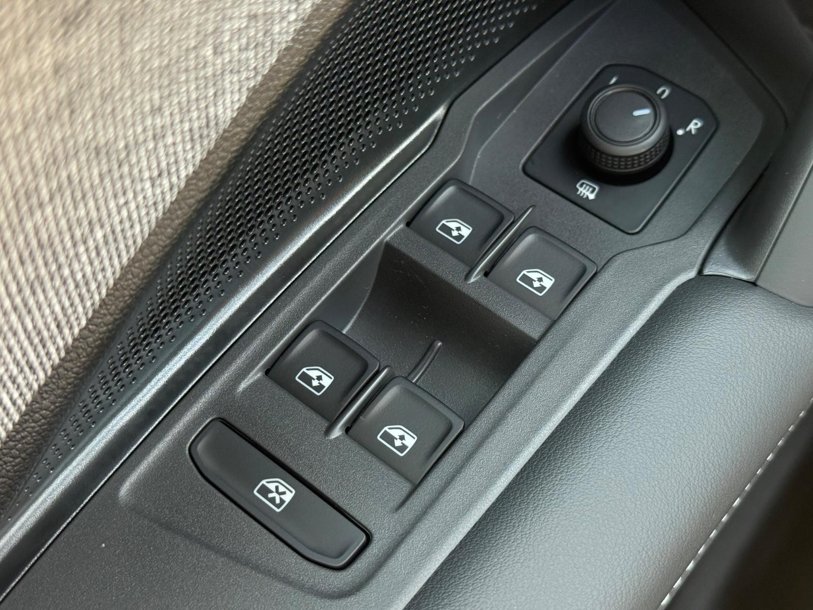 Volkswagen Tiguan Vehicle Image 16