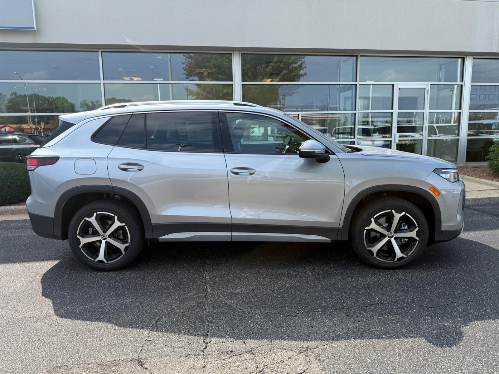 Volkswagen Tiguan Vehicle Image 02