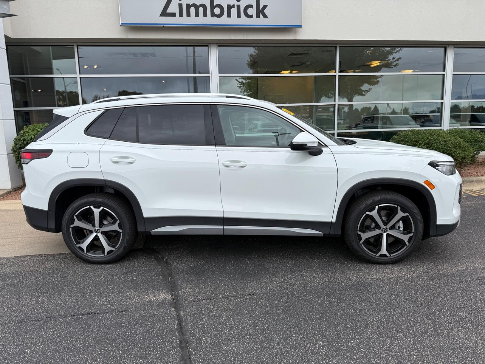 Volkswagen Tiguan Vehicle Image 02