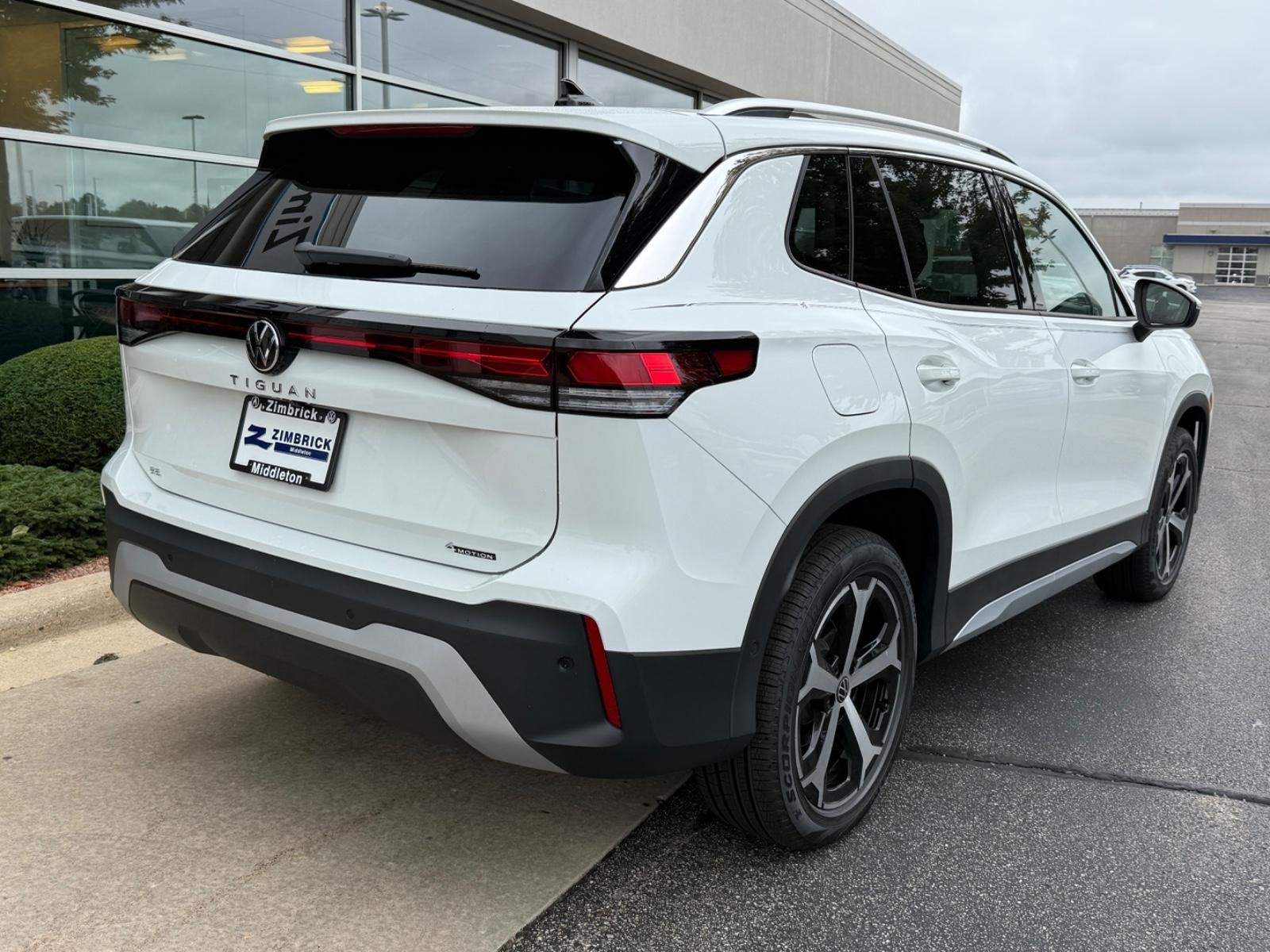 Volkswagen Tiguan Vehicle Image 03