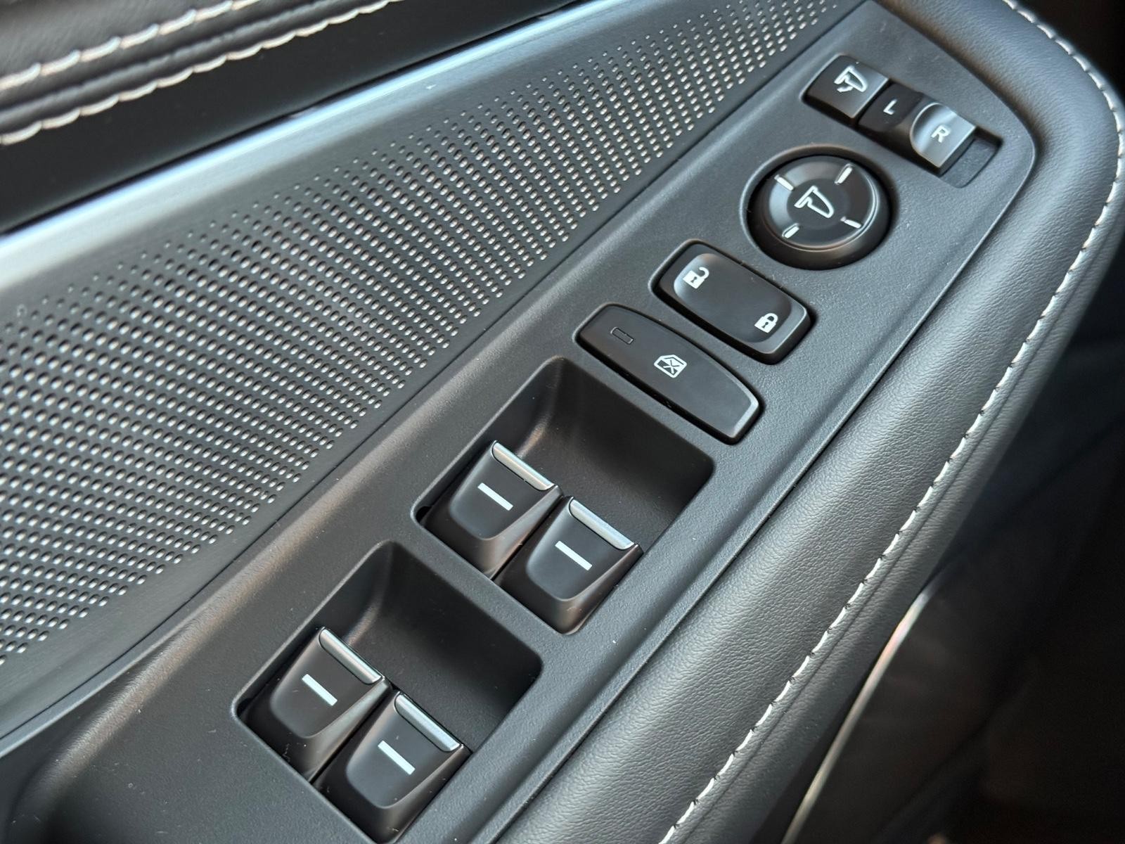 Acura MDX Vehicle Image 16