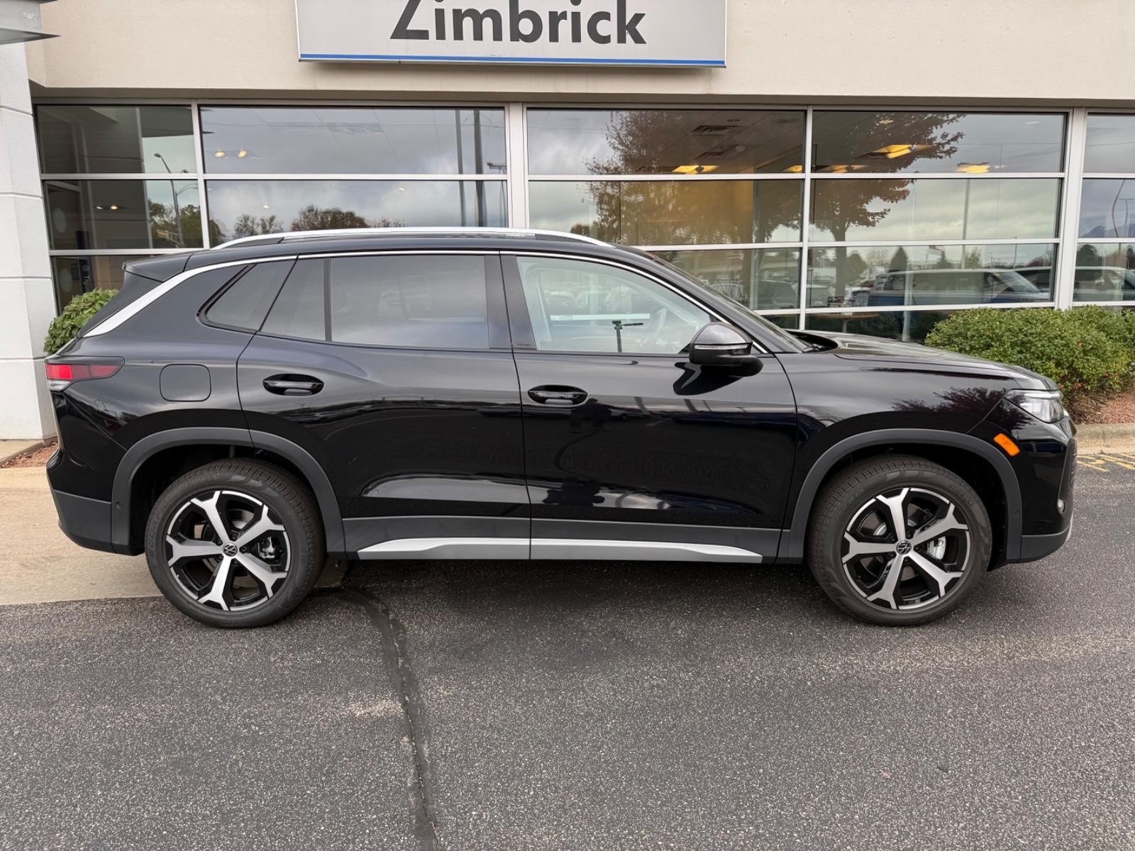 Volkswagen Tiguan Vehicle Image 02