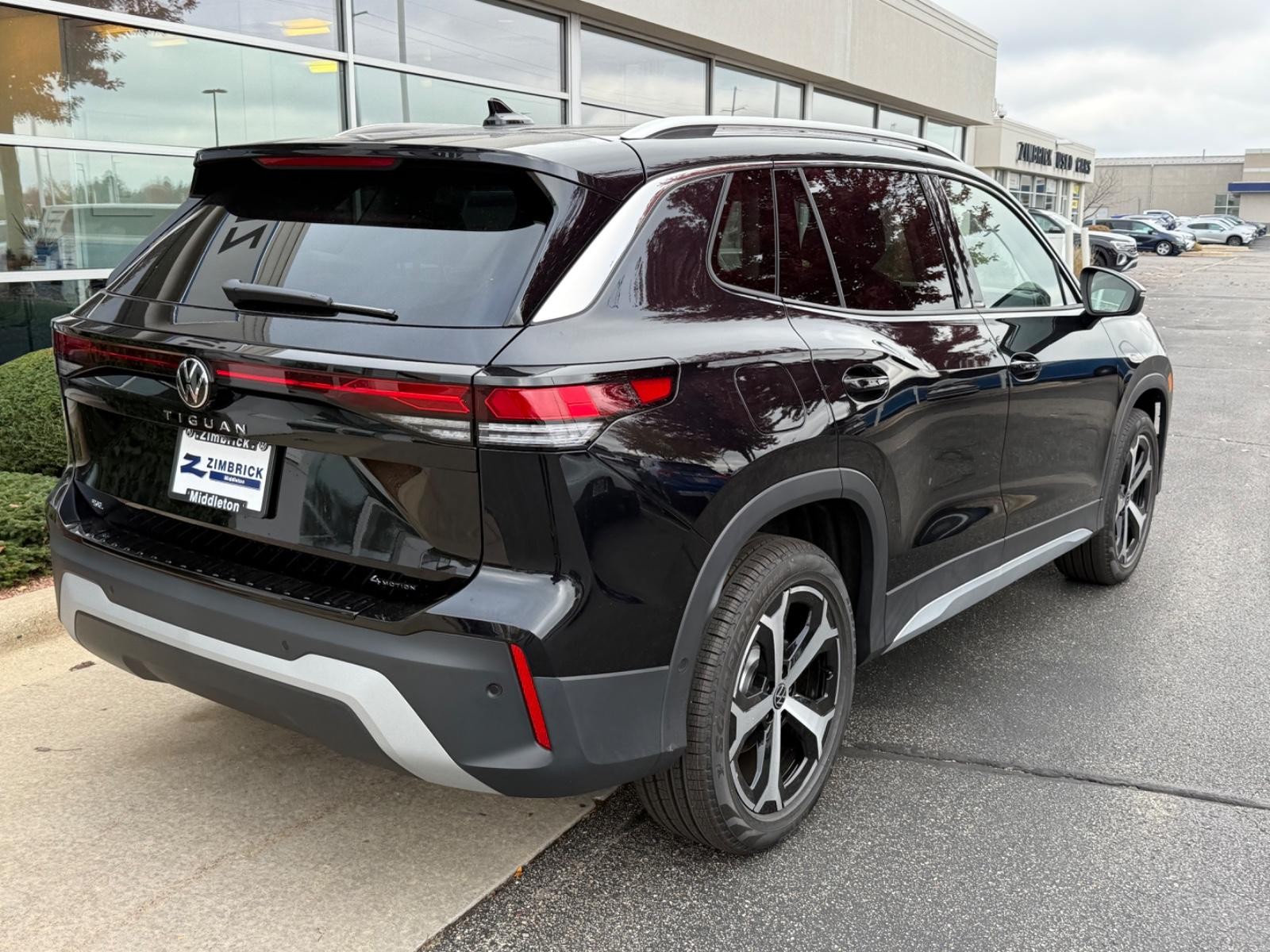 Volkswagen Tiguan Vehicle Image 03