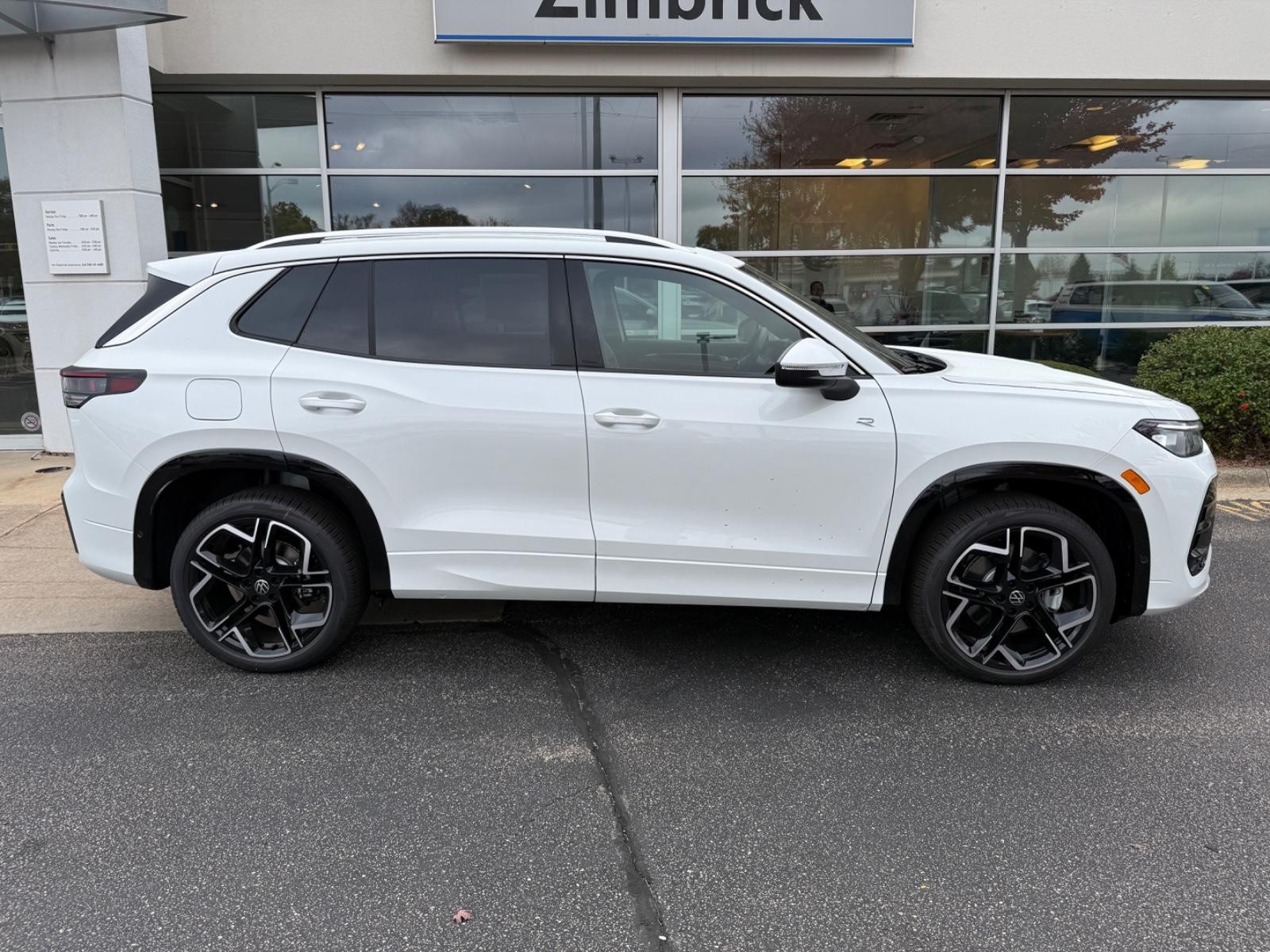 Volkswagen Tiguan Vehicle Image 02