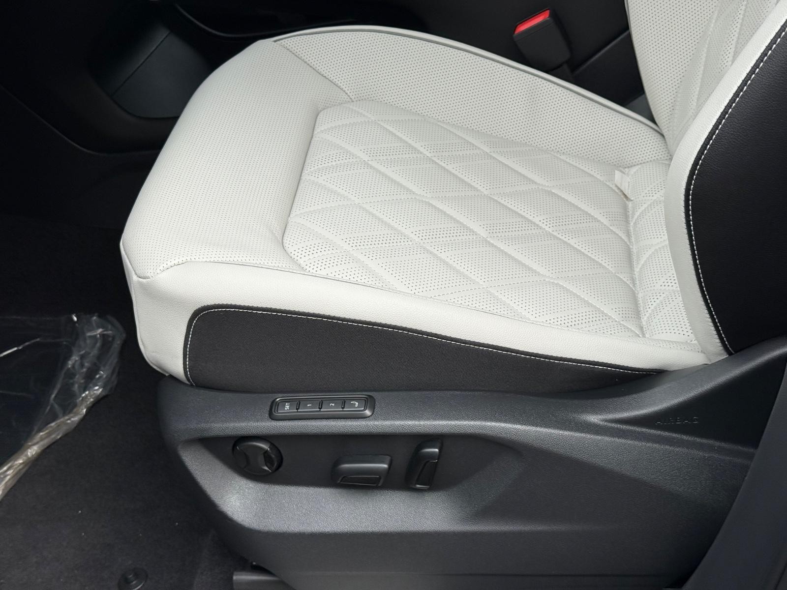 Volkswagen Atlas Cross Sport Vehicle Image 16