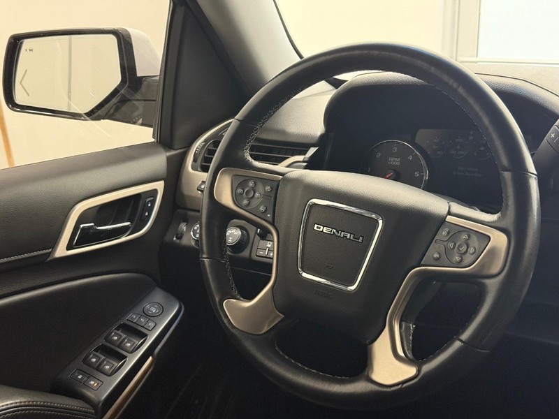 GMC Yukon Vehicle Image 13